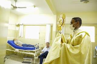 Padre percorreu sala de internação do CRS Tiradentes carregando santíssimo sacramento e intercedendo por pacientes. (Foto: Kísie Ainoã)