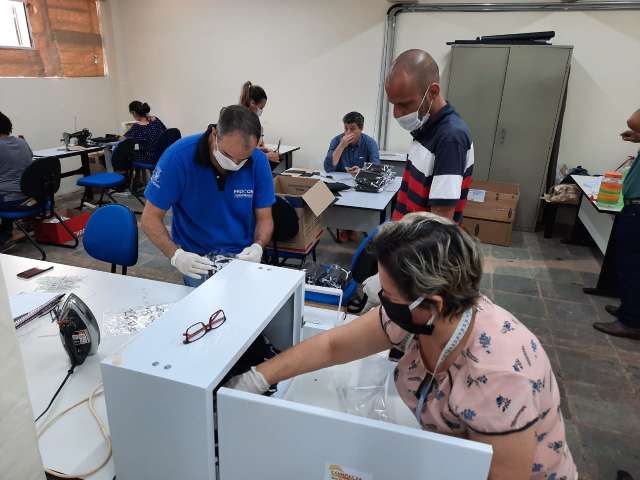 Falta de m&aacute;scaras cria rede de produ&ccedil;&atilde;o volunt&aacute;ria que une servidores e pres&iacute;dio