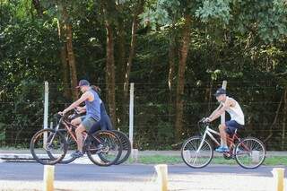 Pessoas também aproveitam o domingo para andar de bicicleta. (Foto: Marcos Maluf)