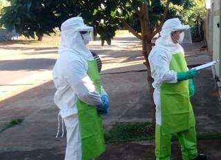 Guardas civis de Ponta Porã conversam com familiares de mulher contaminada com coronavírus que está na UTI (Foto: Divulgação)