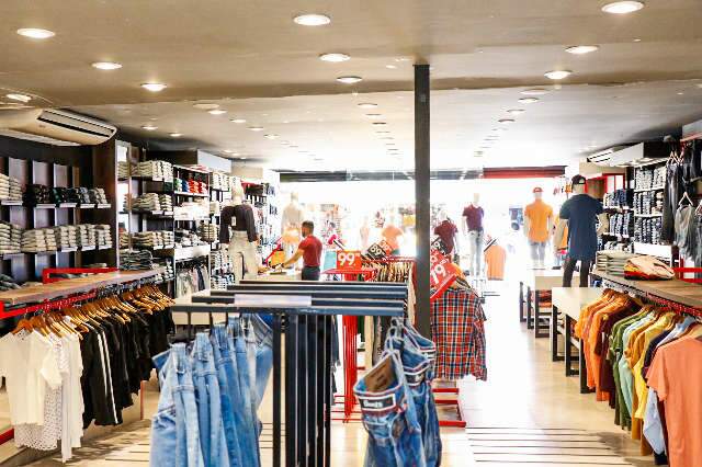Lojas reabrem, mas &eacute; proibido experimentar roupas e bebedouro ser&aacute; lacrado