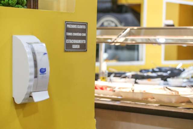 Em restaurante agora s&oacute; &quot;prato feito&quot;, sem assoviar ou falar perto de alimentos