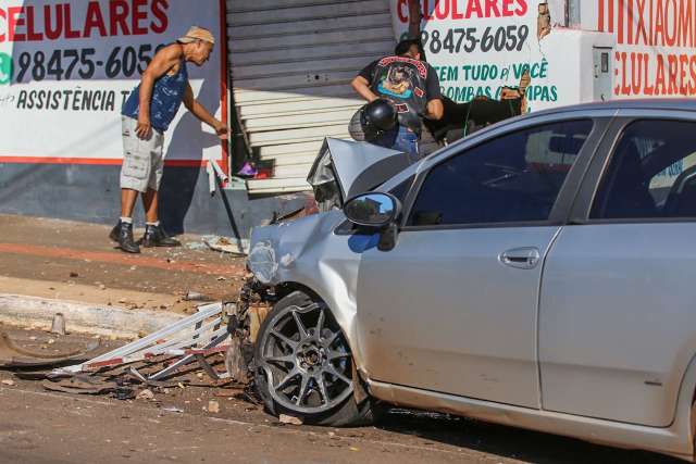 Motorista &ldquo;rampa&rdquo; quebra-molas, perde controle e destr&oacute;i loja na Rua da Divis&atilde;o