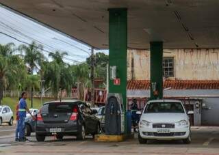 Frentista abastece veículo em posto de combustível na Capital (Foto: Marcos Maluf/Arquivo)
