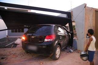 Chevrolet Onix destruiu portão e muro de residências (Foto: Marcos Maluf)