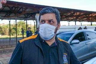 De máscara, Luis Eduardo Costa, titular da Semadur, participa da organização do primeiro dia de fiscalização (Foto: Silas Lima)