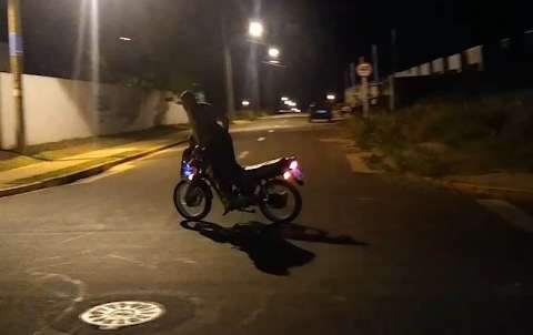 Homem faz manobra arriscada com filho em moto e posta vídeo