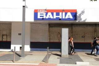 Há muitas lojas que ainda não abriram as portas na Rua 14 de Julho (Foto: Kisie Ainoã)