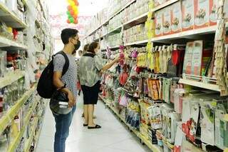 Consumidores observam prateleira de loja no Centro (Kísie Ainoã)