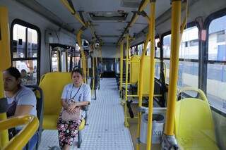 Ônibus só podem circular com todos os passageiros sentados durante o período de pandemia (Foto: Marcos Maluf)
