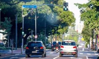 Trânsito na Avenida Afonso Pena em Campo Grande (Foto: Henrique Kawaminami)