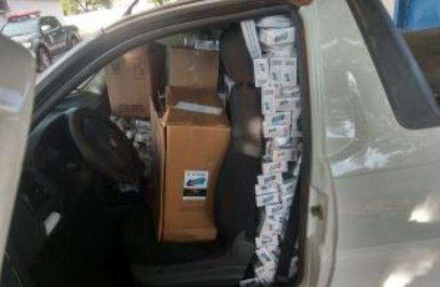 Homem foge e deixa picape com 1.500 pacotes de cigarros contrabandeados