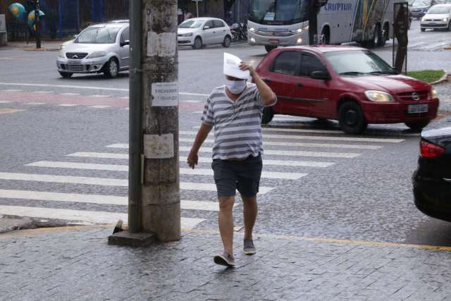 Como previsto, calor e umidade fez chuva de minutos cair em pontos da Capital 