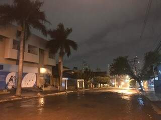 Chuva na Rua da Paz, no Jardim dos Estados. (Foto: Adriano Fernandes) 