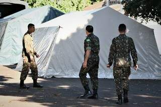 Soldados do Exército montam barracas para triagem de pacientes ao lado do Hospital da Vida (Foto: Hédio Fazan/Dourados News)