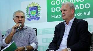 Reinaldo Azambuja e o secretário de Saúde Geraldo Rezende. (Arquivo)