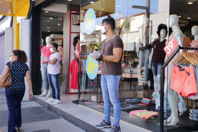 &quot;&Eacute; momento de sentir como vai ser&quot;, dizem lojistas em dia de reabertura 