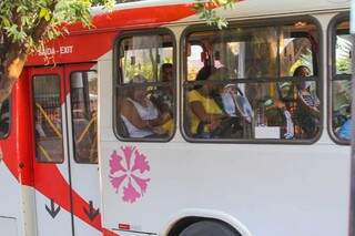 Ônibus rodando com todo mundo sentado, cena incomum pra os usuários. (Foto: Marcos Maluf)