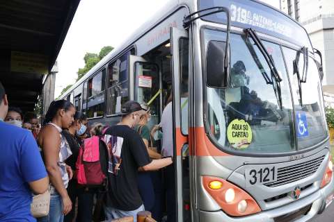 Volta para casa tem &ocirc;nibus vazios, mas aglomera&ccedil;&atilde;o na entrada dos coletivos