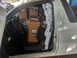 Caixas de cigarro estavam empilhadas até atrás dos bancos, sobrando espaço apenas para o motorista. (Foto: Divulgação/PM)