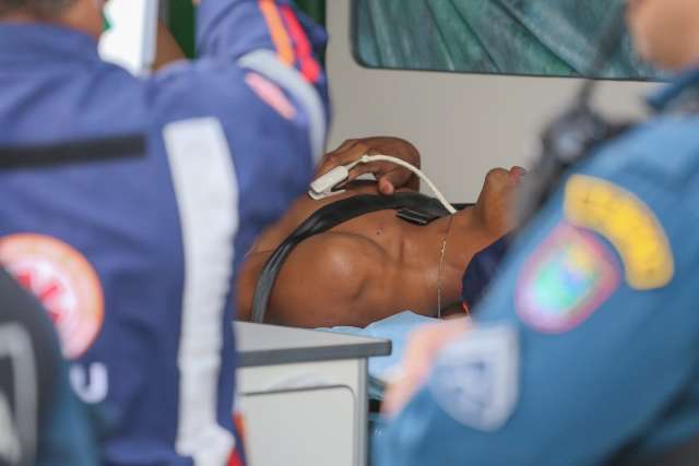 Em discuss&atilde;o, jovem tenta proteger o irm&atilde;o e &eacute; baleado na n&aacute;dega