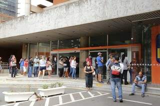 Fila para entrar em agência bancária da Rua Barão do Rio Branco (Foto: Kisie Ainoã)