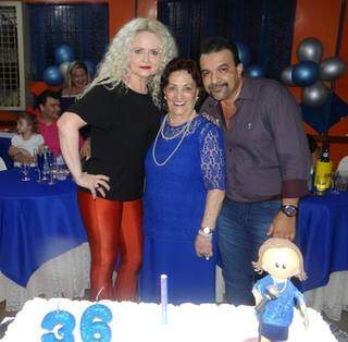 Elizabeth Ribeiro Ferreira ao lado de dona Maria Metello e do esposo, Agnaldo Pereira Gonçalvez no Clube da Amizade. (Foto: Arquivo pessoal)