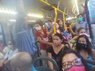 Passageiros se espalharam por ônibus da linha 061 na tarde de ontem (6). (Foto: Direto das Ruas)