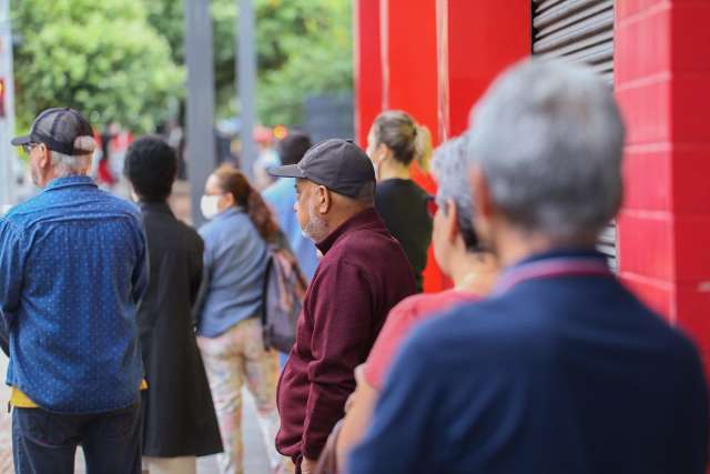 Ap&oacute;s 2 semanas de campanha, h&aacute; mais doses de vacina que idosos na fila