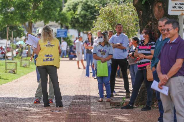 Com cem pessoas na porta, Central do Cidad&atilde;o reabre atendimento ao p&uacute;blico