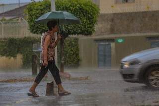 No Bairro Santo Antônio, em Campo Grande, chuva continua na manhã desta terça (Foto: Marcos Maluf)