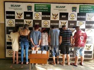 Os sete envolvidos com a droga apreendida pela Defron (Foto: Divulgação)