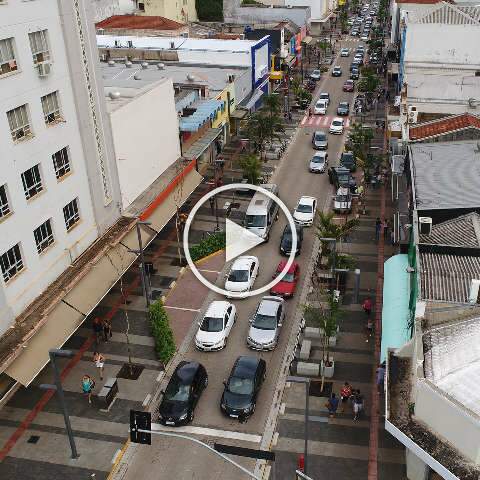 Do alto, o &quot;antes e depois&quot; mostra transforma&ccedil;&atilde;o da 14 ap&oacute;s com&eacute;rcio reaberto
