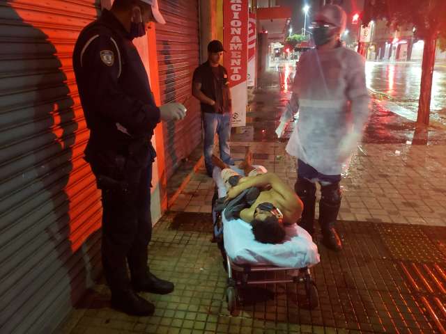 Ladr&atilde;o &eacute; levado para UPA ao cair nos vidros da loja que tentou furtar