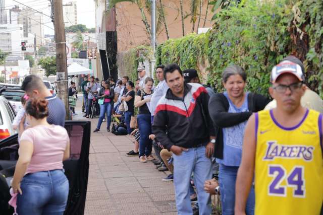 Funsat reabre com fila enorme de trabalhadores, mas nenhuma vaga a oferecer