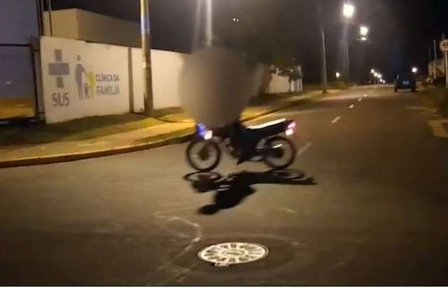 M&atilde;e filmava pai fazendo &ldquo;zerinho&rdquo; com filho pendurado na roda