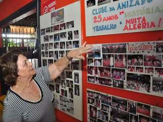 Dona Maria de Almeida Metello mostrando as fotos antigas do clube. (Foto: João Garrigó)