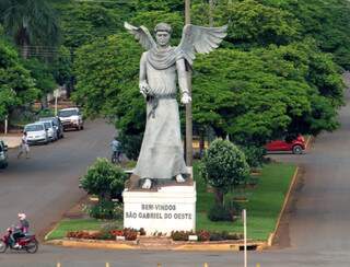 Estátua do Anjo Gabriel dá as boas vindas para quem chega ao município (Foto: divulgação/assessoria)