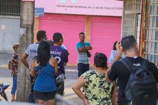 Fila formada por clientes para entrar em casa lotéria (Foto: Marcos Maluf)