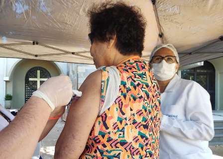 Contra aglomeração, Saúde distribui senhas para vacinação de idosos