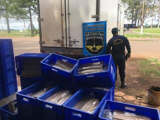 Caixas que eram transportadas na carroceria do veículo. (Foto: Divulgação/PMR)
