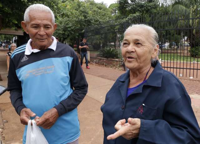 Com com&eacute;rcio reaberto, grupo de risco tamb&eacute;m volta a acordar cedo para passear