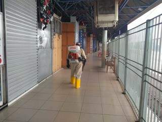 Equipe de higienização limpa espaço interno no Camelódromo (Foto: Divulgação)
