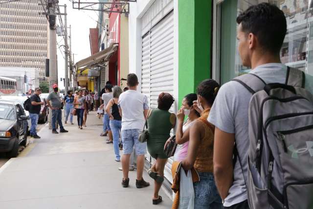 Risco de contamina&ccedil;&atilde;o aumenta na medida em que filas crescem na Capital