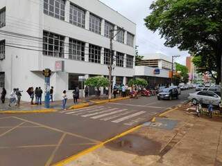 Douradenses fazem fila à espera de abertura de agências bancárias no centro de Dourados (Foto: Adilson Domingos)