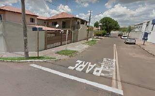 Rua da casa que foi invadida por bandido armado. (Foto: Google Street View)
