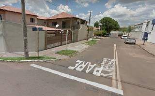 V&iacute;tima de roubo diz &agrave; pol&iacute;cia que ladr&atilde;o invadiu casa usando &quot;submetralhadora&quot;