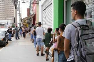 Clientes formam fila para receber atendimento em loja de celulares (Foto: Kisie Ainoã)