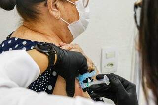 Idosa é vacinada em farmácia da Capital (Foto: Henrique Kawaminami/Arquivo)