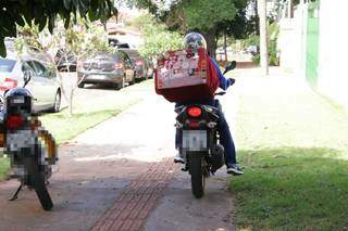 Entregador saindo para entrega nos altos da Avenida Mato Grosso (Foto: Kisie Ainoã)